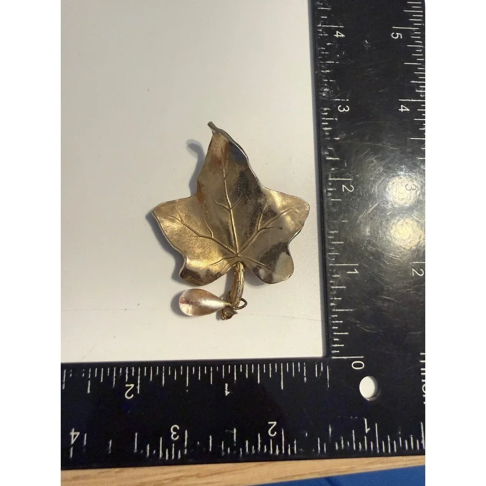 Accessocraft NYC Ivy Leaf Brooch Gold Tone Glass Teardrop Dewdrop Pin